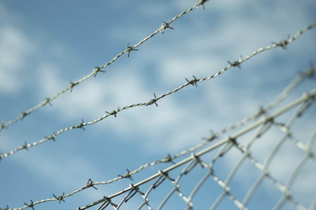 barbed-wire-1079337_1280