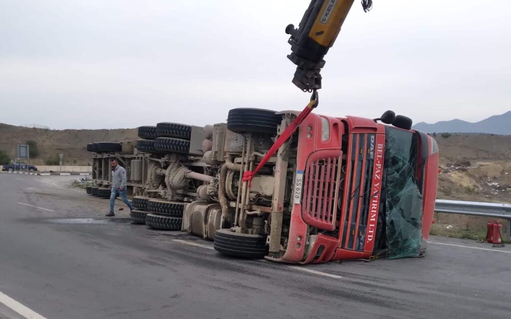 Truck overturns on Ring Road junction