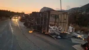 Truck overturns - Kyrenia-Degirmenlik road